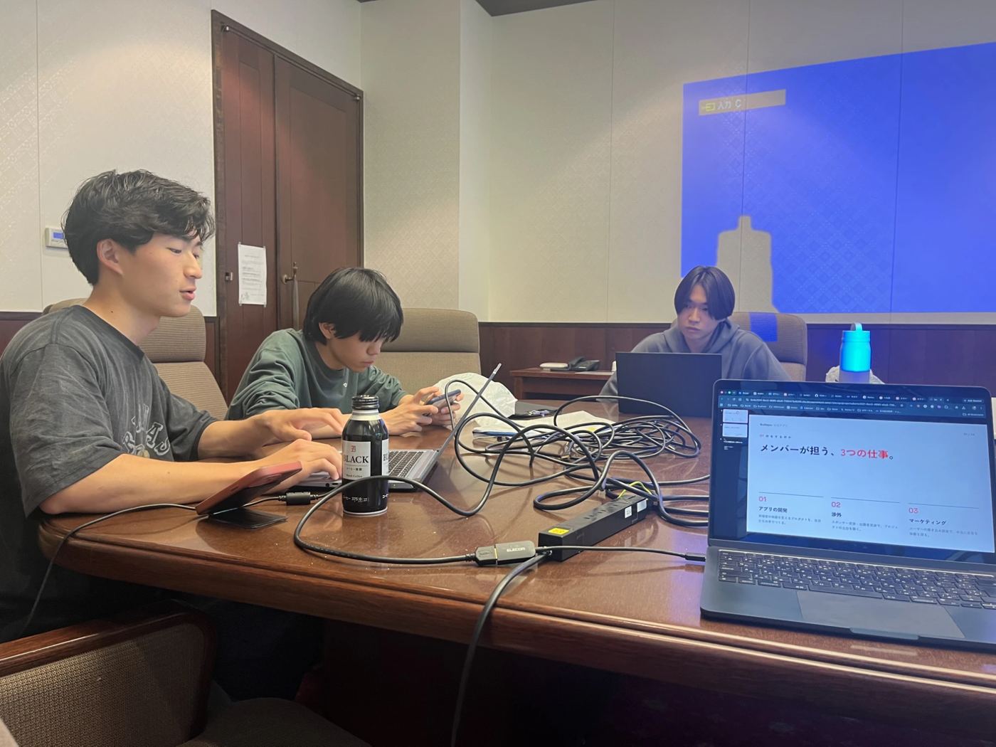 ノートPCを開いてアプリ開発を進める学生