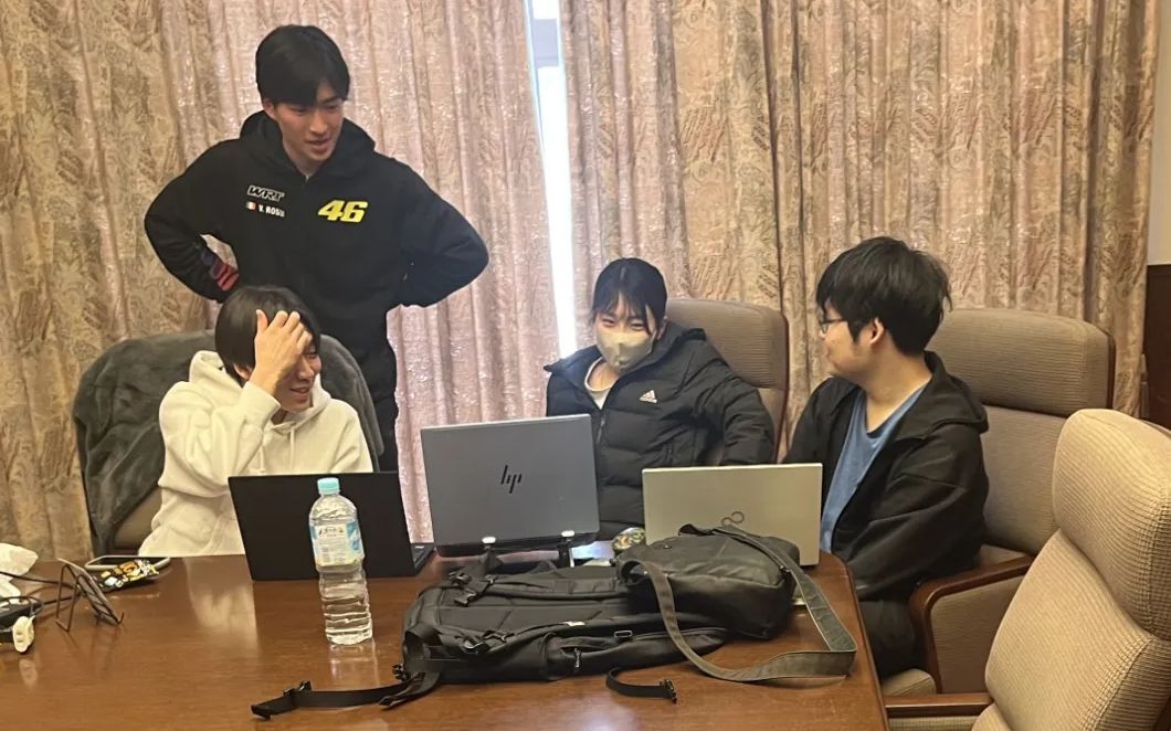 画面を見ながら相談するチーム