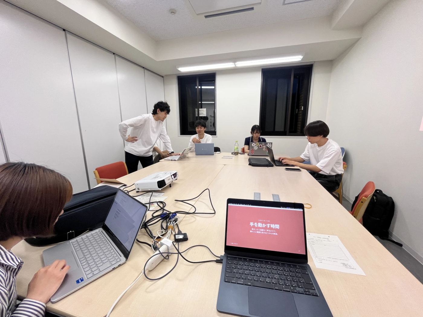 会議室で作業する参加者
